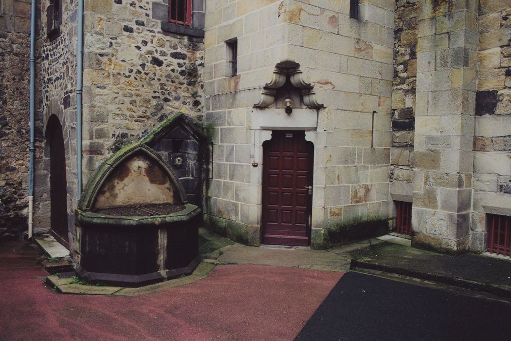 Prieuré : Cour intérieure, puits, vue générale