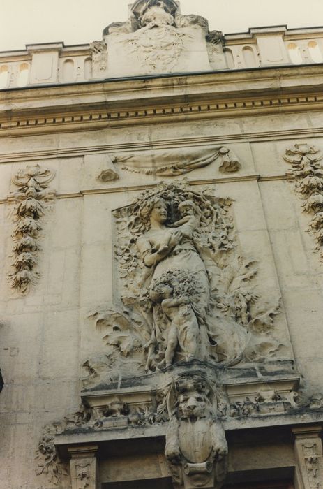 Villa Stella : Façade nord-est, détail de la table sculpté centrale