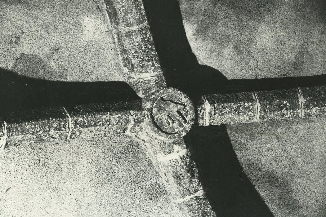 Eglise Saint-Loup : Chapelle sud-est, détail de la clef de voûte