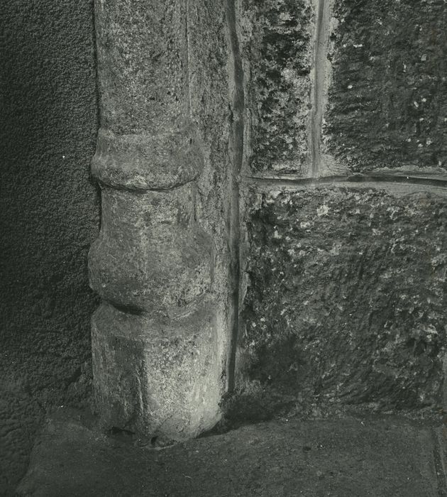 Eglise Saint-Loup : Chapelle nord-ouest, détail de la base d’une colonnette