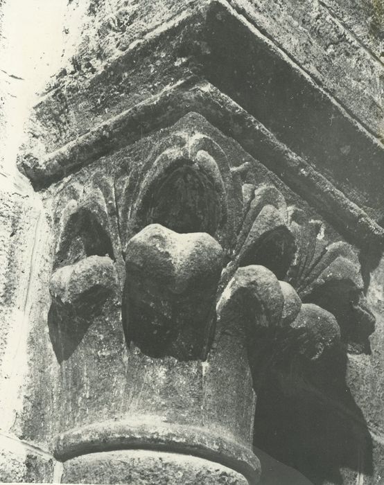 Eglise Saint-Loup : Nef, détail d’un chapiteau