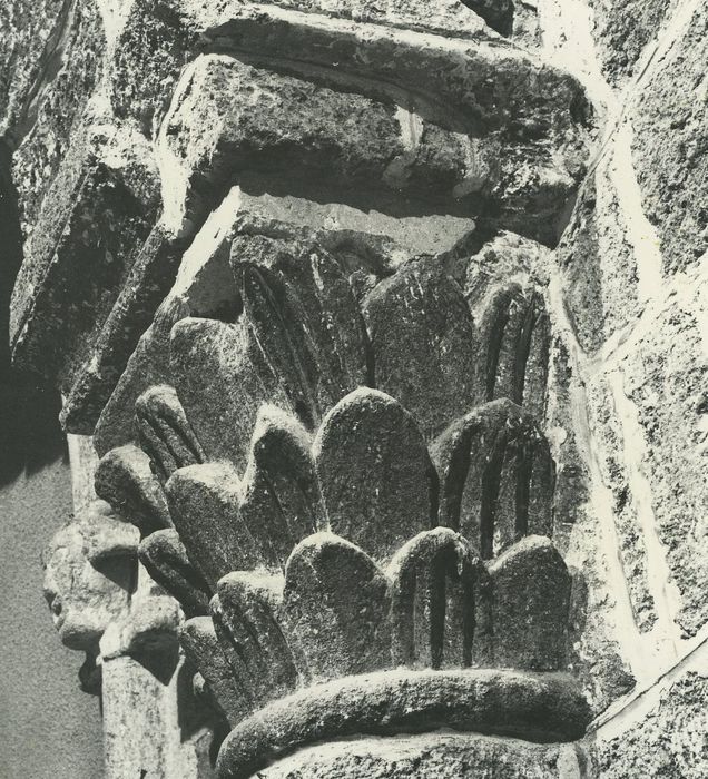 Eglise Saint-Loup : Nef, détail d’un chapiteau