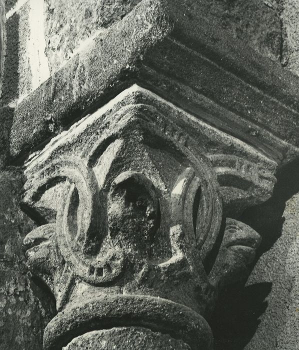 Eglise Saint-Loup : Nef, détail d’un chapiteau