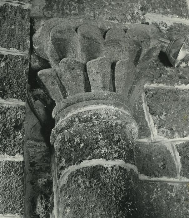 Eglise Saint-Loup : Nef, détail d’un chapiteau