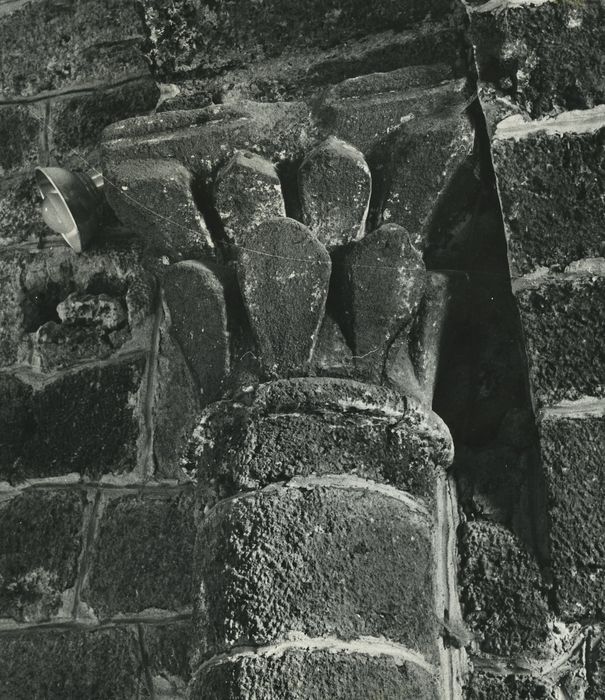 Eglise Saint-Loup : Nef, détail d’un chapiteau