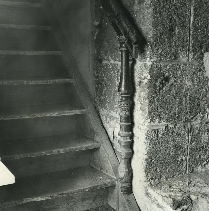 détail de la rampe d’escalier menant à la tribune