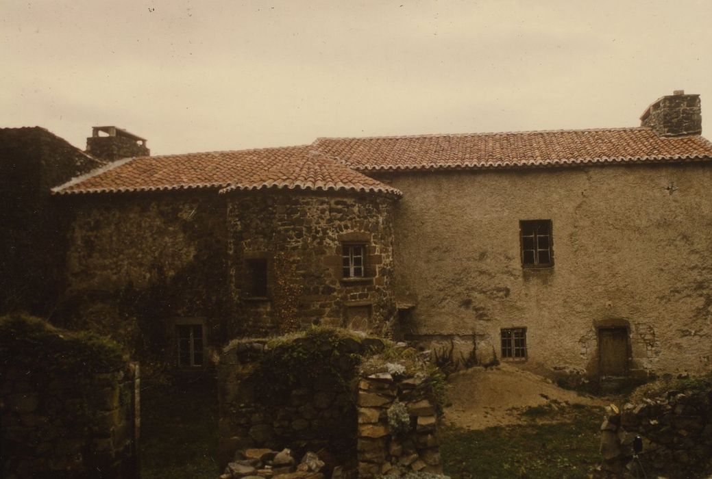 Prieuré-Château : Façade est, vue partielle