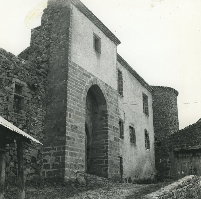 Prieuré-Château : Façade ouest, vue générale