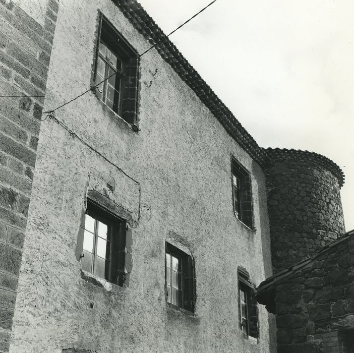 Prieuré-Château : Façade ouest, vue partielle