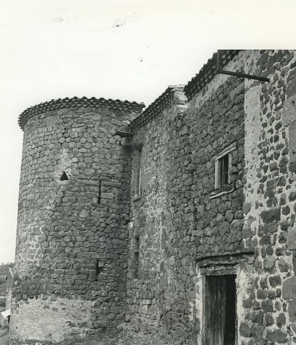 Prieuré-Château : Façade ouest, vue partielle