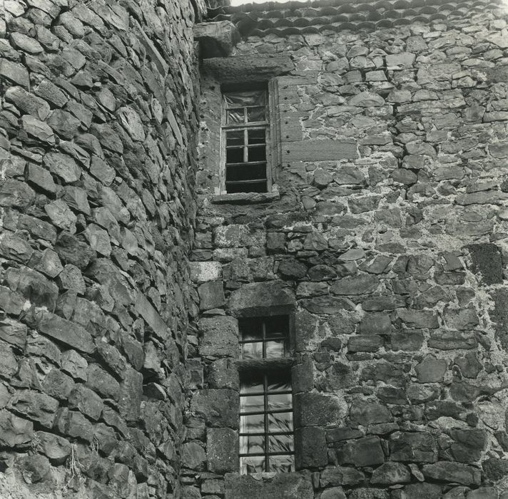 Prieuré-Château : Façade ouest, détail de deux baies