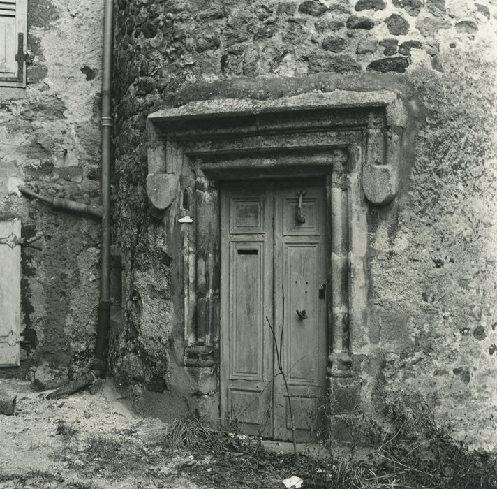 Prieuré-Château : Façade est, porte d’accès à la tour d’escalier