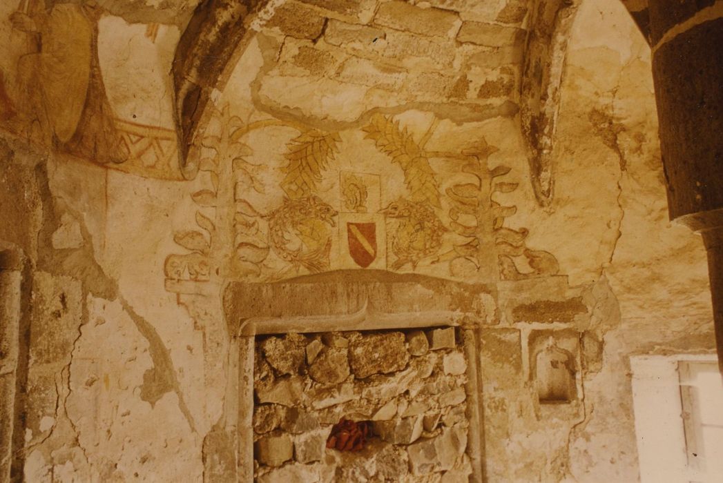 Prieuré-Château : Tour d’escalier est, peintures monumentales, détail