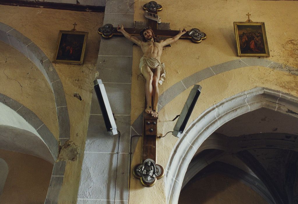 statue : Christ en croix