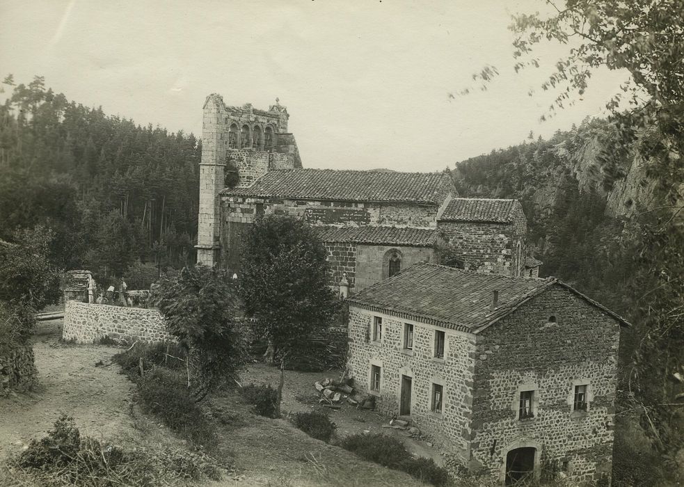 Eglise Notre-Dame de l'Assomption : Vue générale de l’église dans son environnement depuis le Sud