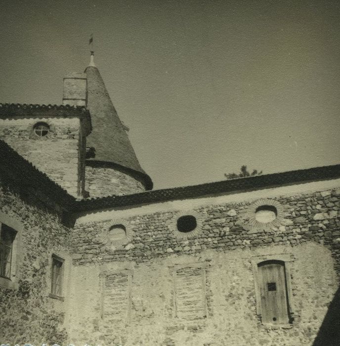 Château de l'Espinasse : Cour intérieure, façade sud, vue partielle