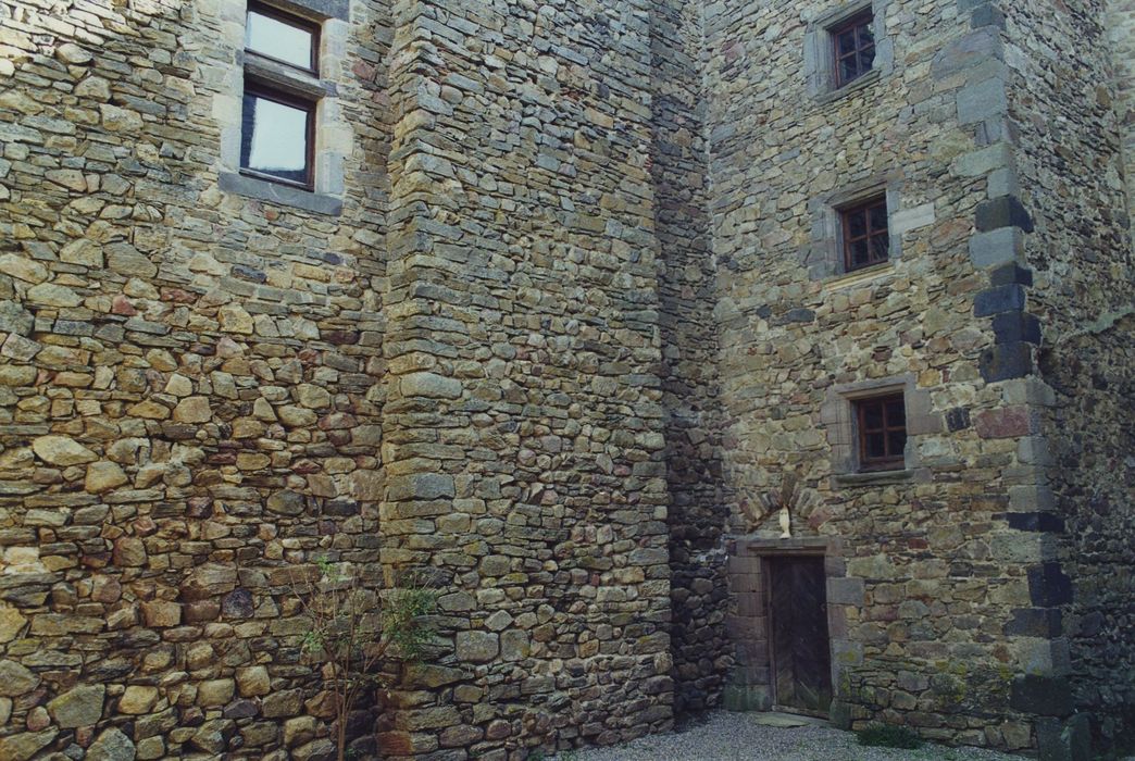 Château de Bosbomparent : Cour intérieure, façade ouest du logis, vue partielle