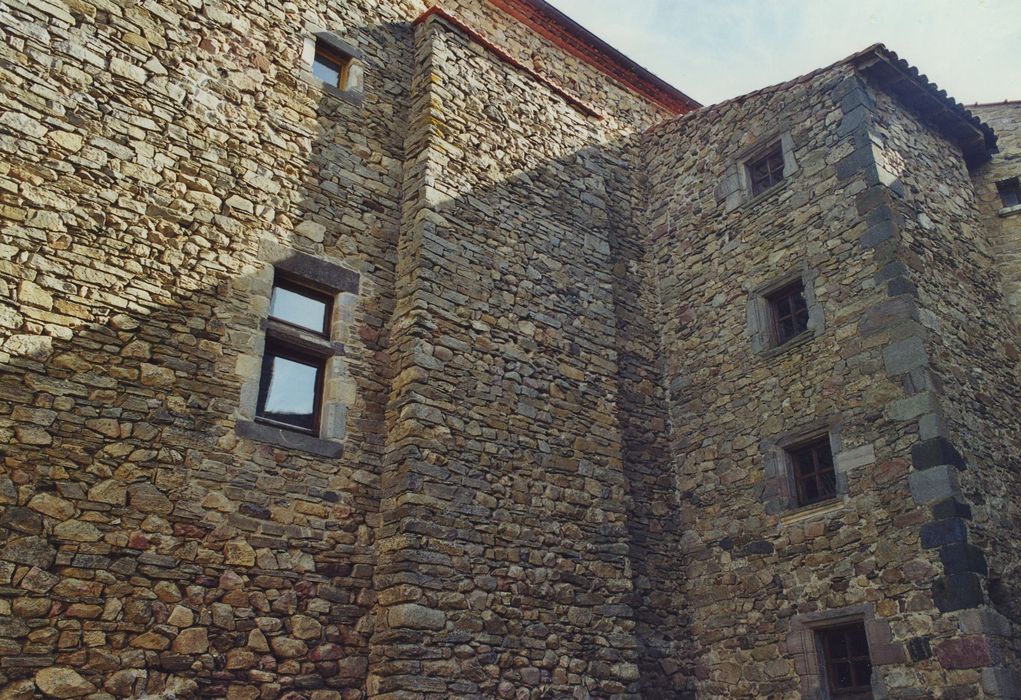 Château de Bosbomparent : Cour intérieure, façade ouest du logis, vue partielle