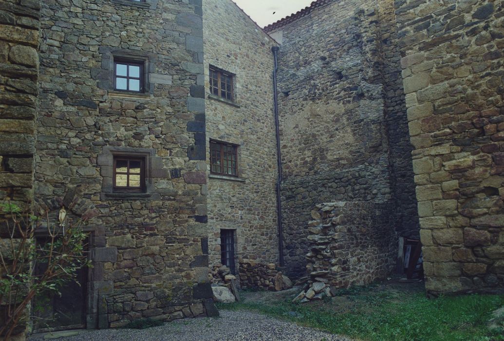 Château de Bosbomparent : Cour intérieure, façades nord et ouest du logis, vue partielle