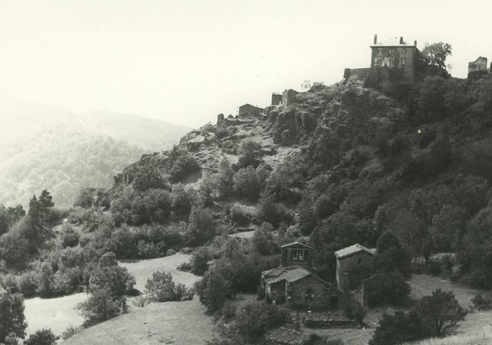 Eglise Saint-Didier : Vue générale de l’église dans son environnement depuis l’Est