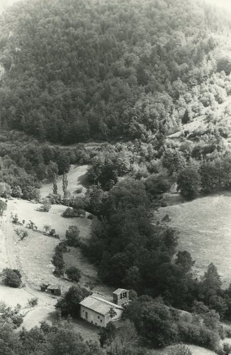 Eglise Saint-Didier : Vue générale de l’église dans son environnement depuis le Nord-Ouest