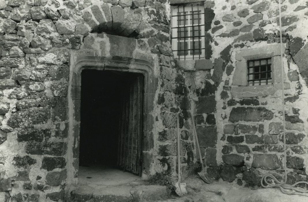 Château : Façade ouest, porte d’accès à la tourelle d’escalier