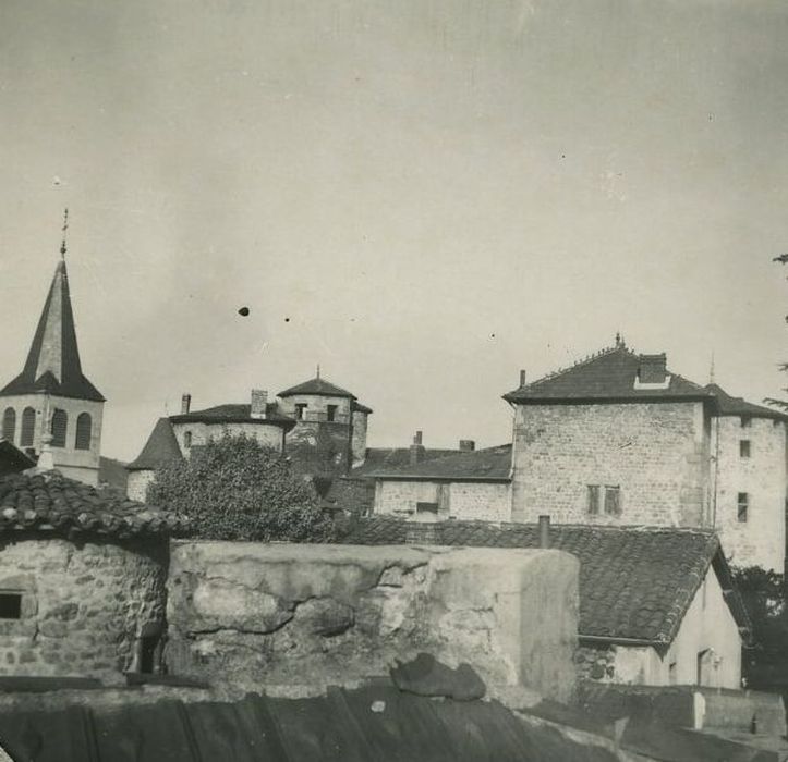 Château d'Aurec : Vue partielle du château dans son environnement