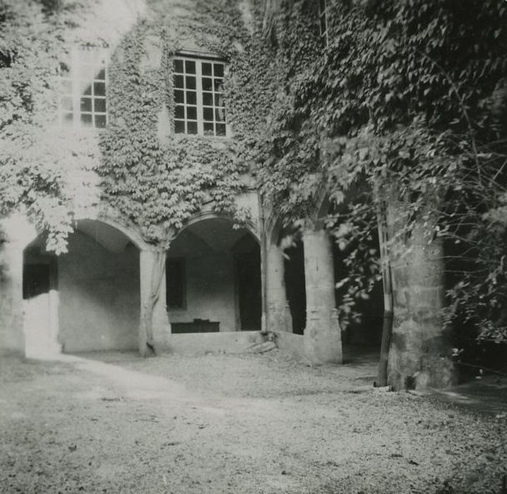 Château d'Aurec : Cour intérieure, vue partielle