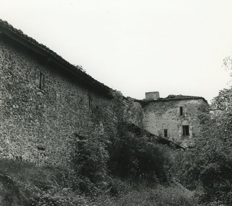 Château de Servières : Communs, façade nord-ouest, vue générale