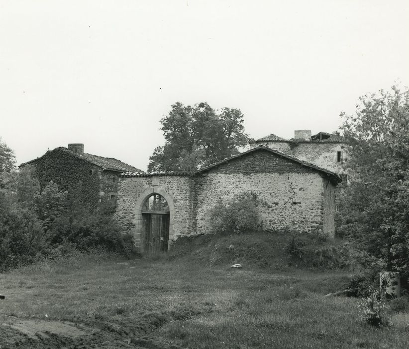 Château de Servières : Communs, ensemble est, vue générale