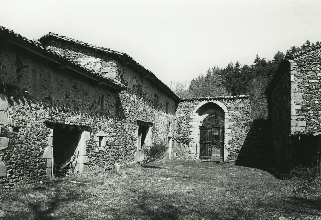 Château de Servières : Communs, cour intérieure, façade sud-est, vue générale