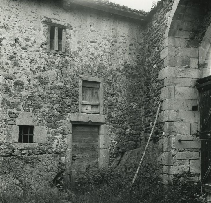 Château de Servières : Communs, cour intérieure, façade sud-est, vue partielle