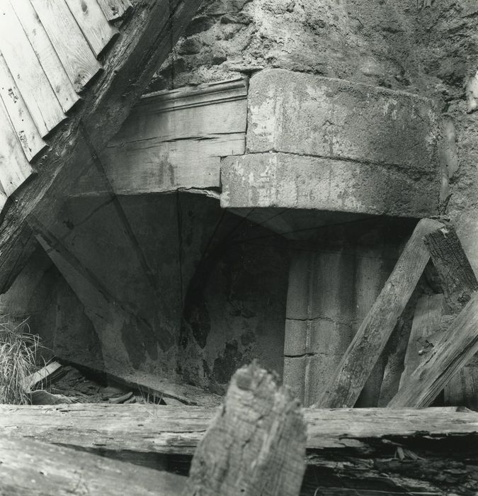 Château de Servières : 3e étage, cheminée monumentale, vue partielle