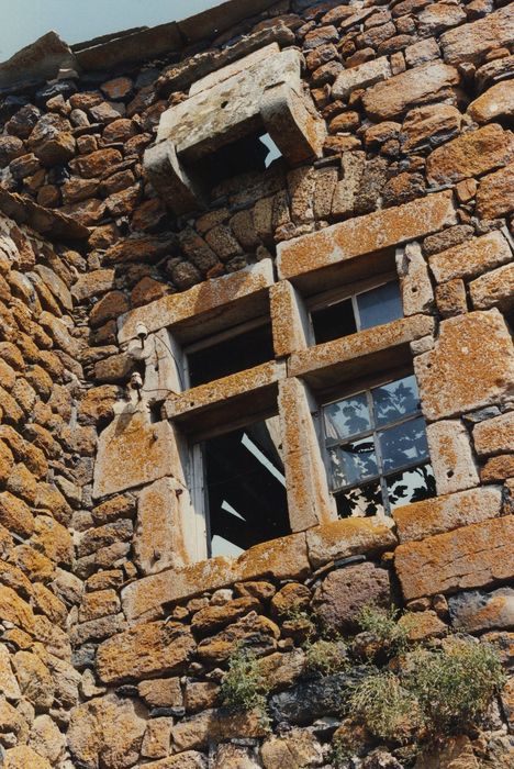 Château de Pralas : Façade sud, détail d’une des baies du 1er étage