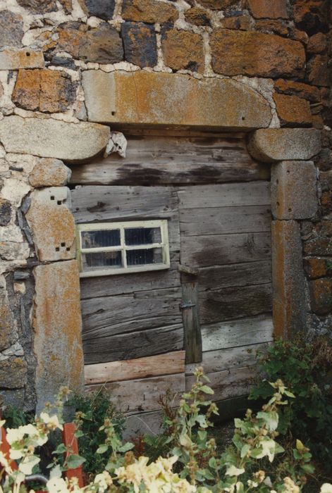 Château de Pralas : Détail de la porte d’étable percée dans la façade sud