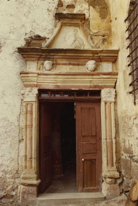 Eglise Saint-Barthélémy : Porte d’accès est, vue générale