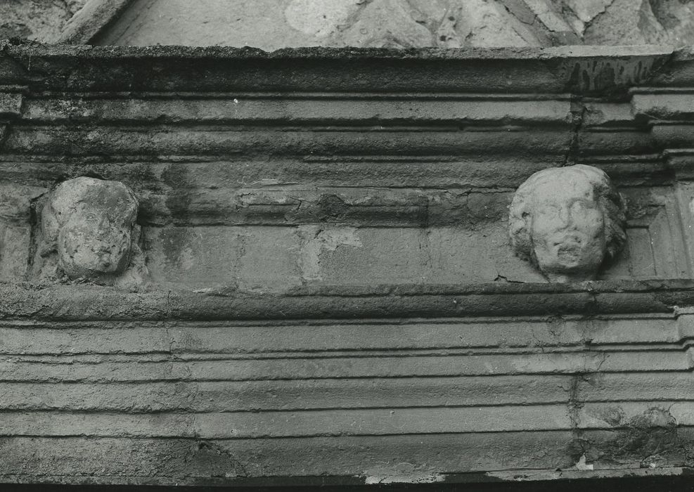 Eglise Saint-Barthélémy : Porte d’accès est, détail du linteau