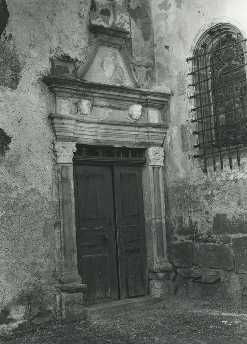 Eglise Saint-Barthélémy : Porte d’accès est, vue générale