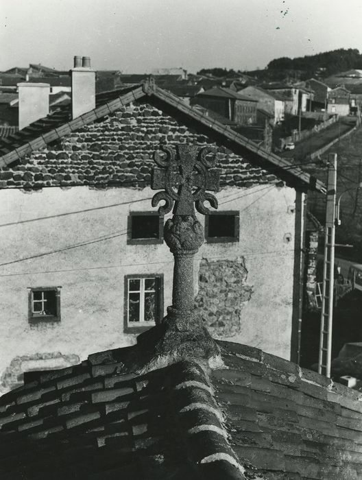 Eglise Saint-Barthélémy : Chevet, détail de la croix surmontant le pignon