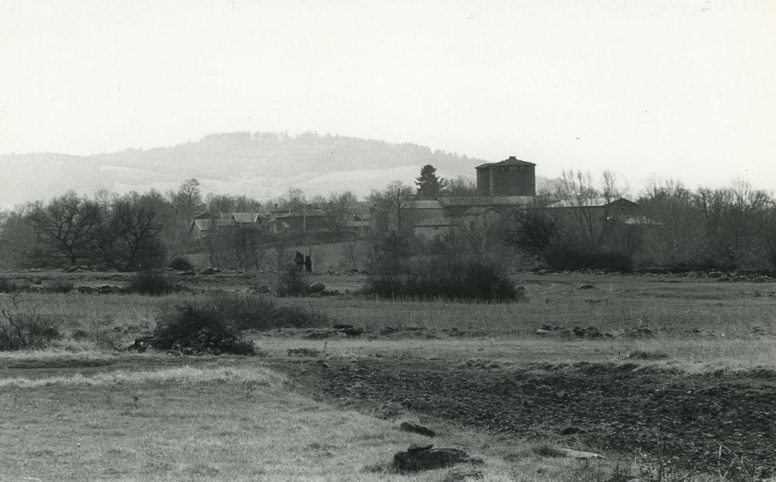 Maison-forte d'Azinière : Vue générale de la maison-forte depuis le nord-est