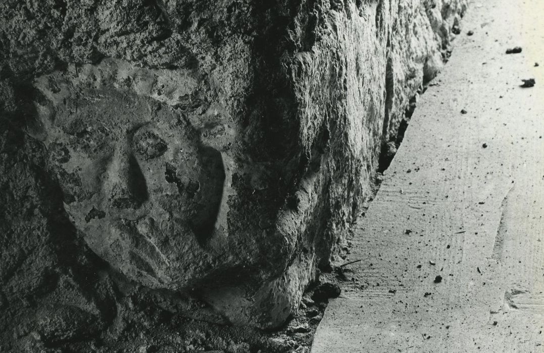 Maison-forte d'Azinière : 1er étage entresolé, grande salle, détail d’un élément sculpté