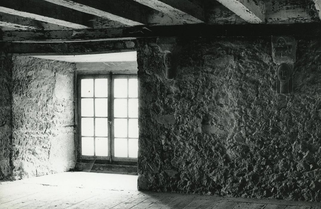 Maison-forte d'Azinière : 1er étage entresolé, grande salle, vue partielle