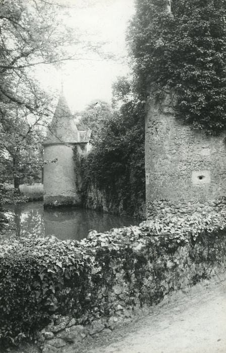 Manoir de la Barrée : Tour sud-est de l’ancienne enceinte, vue générale