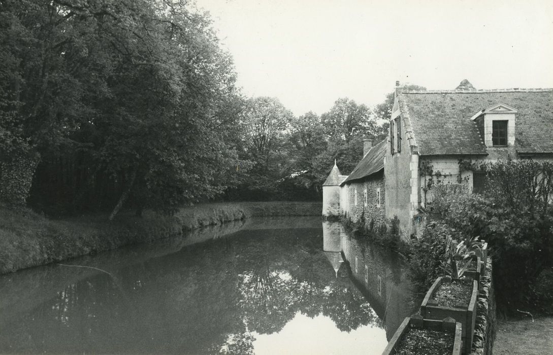 Manoir de la Barrée : Douves ouest, vue générale