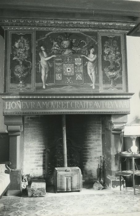 Manoir de la Barrée : Logis, cheminée monumentale, vue générale