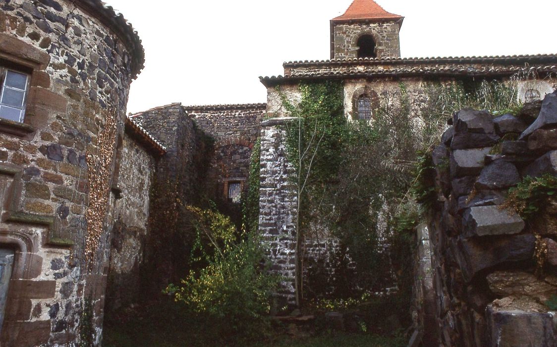 Eglise Saint-Loup : Mur latéral nord, vue partielle