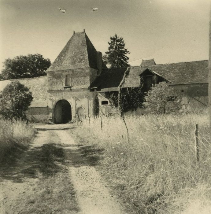 Château de Chéniers : Communs, façade nord, vue partielle