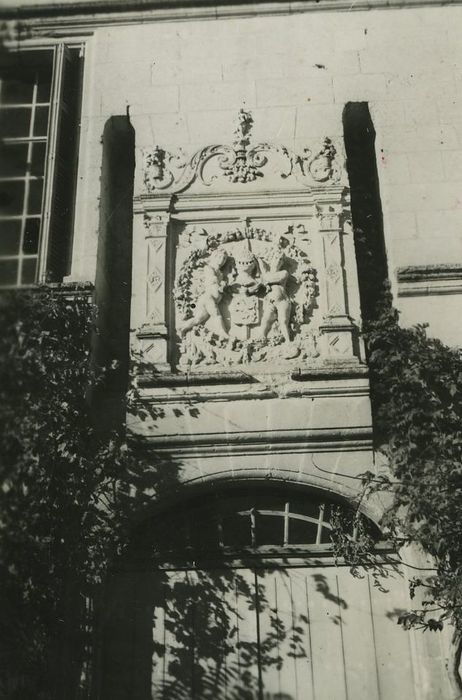 Château de l'Islette : Porte d’accès sud, détail du bas-relief surmontant la porte