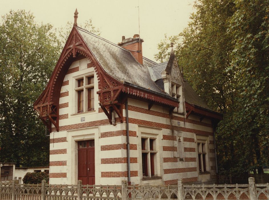 Maison de garde-barrière : Façades nord et ouest, vue générale