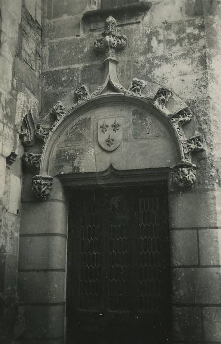 Ancien hôtel des Monnaies : Détail de la porte d’accès à la tourelle d’escalier